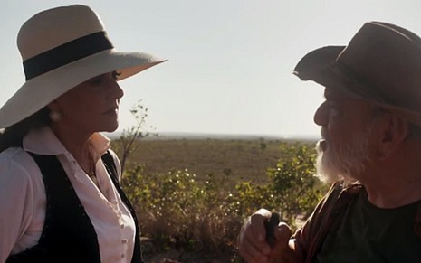 Marieta Severo (Sophia) e Lima Duarte (Josafá) em cena de O Outro Lado do Paraíso, da Globo - 