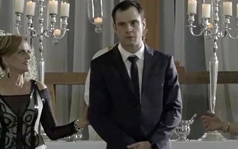 Gael (Sérgio Guizé) fica transtornado durante casamento em cena de O Outro Lado do Paraíso - Reprodução/TV Globo