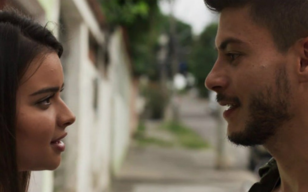 Melissa (Gabriela Mustafá) se surpreenderá com o pedido de namoro de Diego (Arthur Aguiar) - Reprodução/Globo