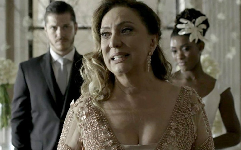 Nádia (Eliane Giardini) fará discurso revelador no casamento de Bruno (Caio Paduan) e Raquel (Erika Januza) - Reprodução/Globo