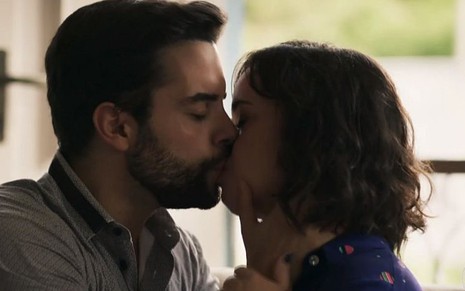 Amaro (Pedro Carvalho) se casará com Estela (Juliana Caldas) no capítulo deste sábado (21) - Reprodução/TV Globo