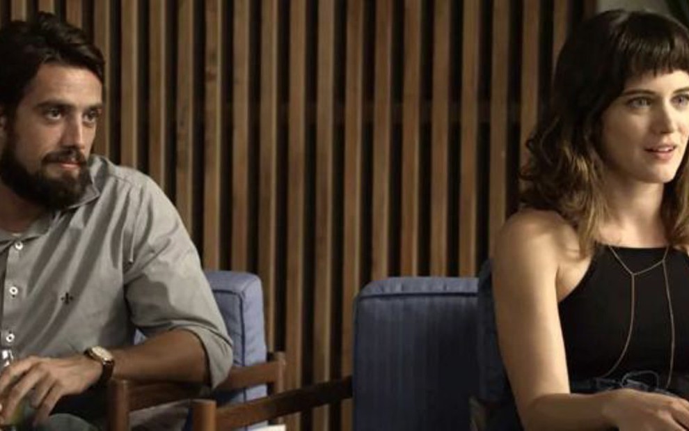 Renato (Rafael Cardoso) e Clara (Bianca Bin) serão padrinhos de casamento da garota - Reprodução/TV Globo