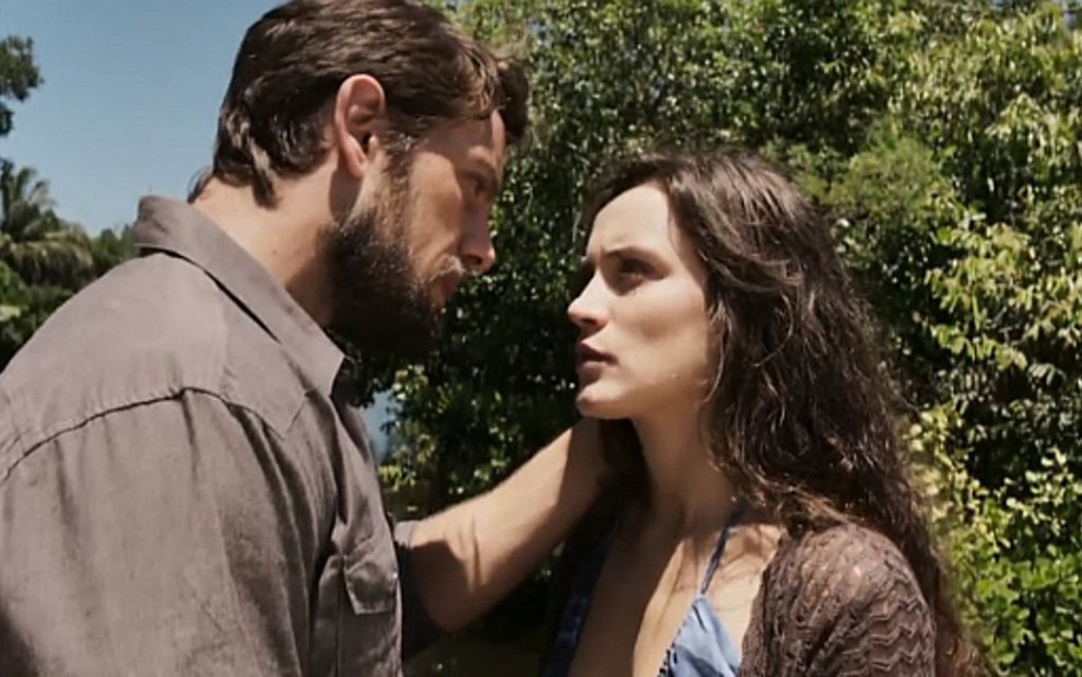 Rafael Cardoso (Renato) e Bianca Bin (Clara) em cena de O Outro Lado do Paraíso, da Globo - Reprodução/TV Globo
