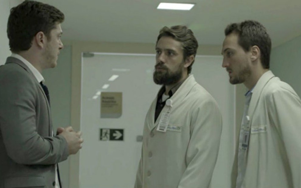 Bruno (Caio Paduan) conversa com Renato (Rafael Cardoso) e Rafael (Igor Angelkorte) - Reprodução/Globo