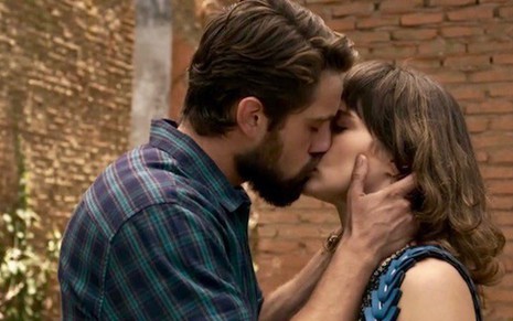 Renato (Rafael Cardoso) abrirá o coração para Clara (Bianca Bin) e dará um beijo nela - Reprodução/Globo