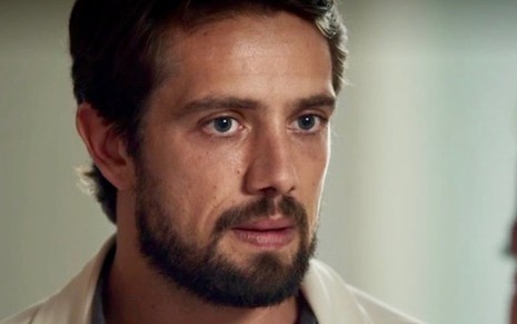 Renato (Rafael Cardoso) em cena da trama; médico se infiltrará em hospício atrás da mocinha - Reprodução/TV Globo