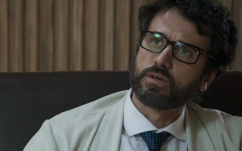 O médico Samuel (Eriberto Leão) em cena que irá ao ar nesta segunda (6) na novela das nove - Reprodução/Globo