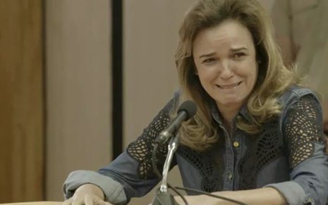 Lorena (Sandra Corveloni) chorará no tribunal e acusará o marido em O Outro Lado do Paraíso - Reprodução/TV Globo