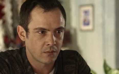 Sergio Guizé (Gael) em cena de O Outro Lado do Paraíso; playboy desconfiará de crime da mãe - Reprodução/TV Globo
