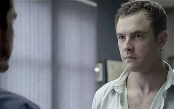 Gael (Sergio Guizé) chega à delegacia para denunciar a mãe em cena de O Outro Lado do Paraíso - Reprodução/TV Globo