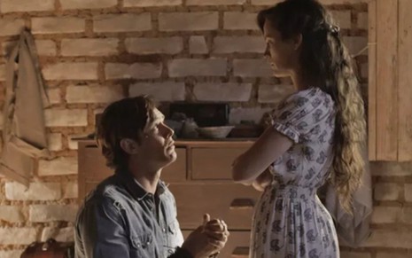 Gael (Sergio Guizé) implora para reatar com Clara (Bianca Bin) em O Outro Lado do Paraíso - Reprodução/TV Globo