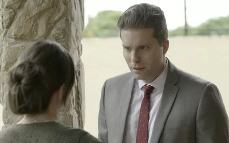 Patrick (Thiago Fragoso) descobrirá outro caso de pedofilia de Vinicius (Flavio Tolezani) - Reprodução/TV Globo