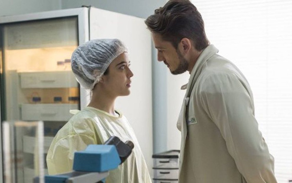 Renato (Rafael Cardoso) obriga Laura (Bella Piero) a falsificar exame de DNA no laboratório - Marília Cabral/TV Globo