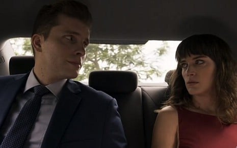 Patrick (Thiago Fragoso) e Clara (Bianca Bin) não resistirão e se beijarão na novela das nove - Reprodução/Globo