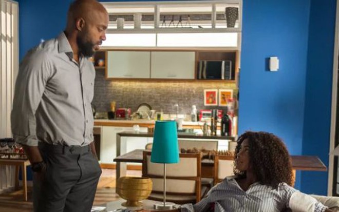Radu (Thiago Thomé) vai levar um fora de Raquel (Erika Januza) em O Outro Lado do Paraíso - Raquel Cunha/TV Globo 
