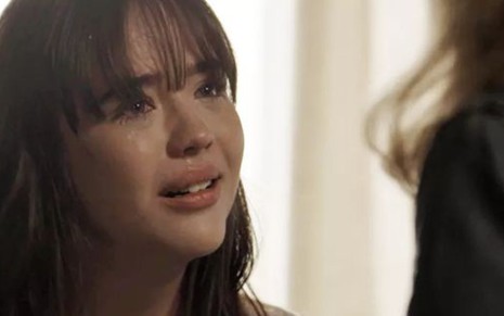 Laura (Bella Piero) sofre com pedido da mãe em cena de O Outro Lado do Paraíso - Reprodução/TV Globo