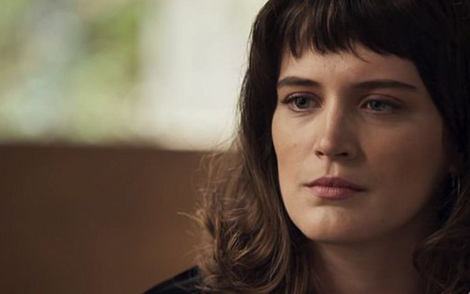 Bianca Bin (Clara) em cena de O Outro Lado do Paraíso; milionária vai expor falcatruas do juiz - Reprodução/TV Globo
