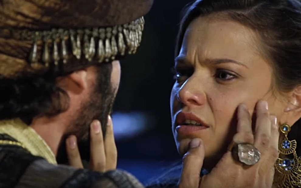 Joana (Milena Toscano) reencontra Asher (Dudu Azevedo) em cena de O Rico e Lázaro - Reprodução/Record