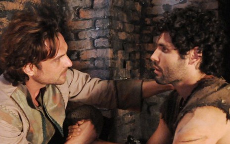 Zac (Igor Rickli) e Asher (Dudu Azevedo) vão brigar por causa de dívida em O Rico e Lázaro - Munir Chatack/Record