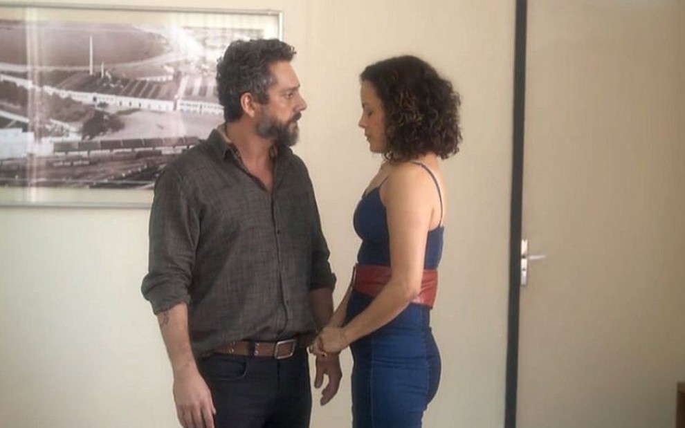 Pedro (Alexandre Nero) expulsará Joana (Maeve Jinkings) da fábrica em Onde Nascem os Fortes - Reprodução/TV Globo