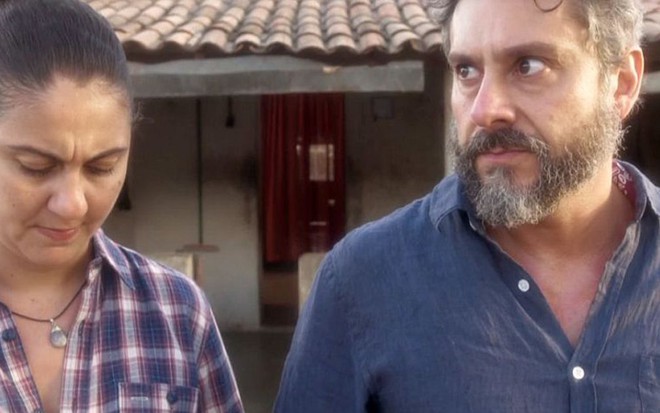 Gilvânia (Clarissa Pinheiro) e Pedro (Alexandre Nero) rodarão a região atrás do filho do empresário - Reprodução/TV Globo