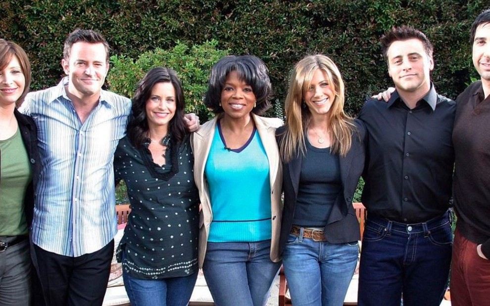 Todo o elenco de Friends abraçados em foto icônica tirada com a apresentadora Oprah Winfrey, em 2004
