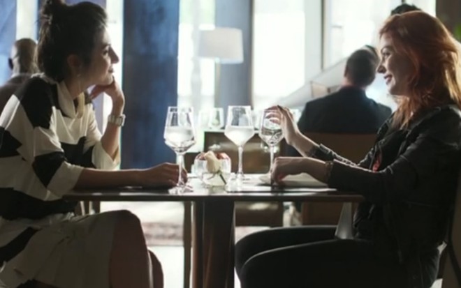 As amigas Camila (Anaju Dorigon) e Valéria (Bia Arantes) podem virar namoradas em Órfãos da Terra - Reprodução/Globo
