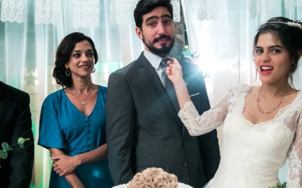 Os noivos Laila (Julia Dalavia) e Jamil (Renato Góes) ao lado dos pais dela durante o casamento em Órfãos da Terra - Divulgação/Globo