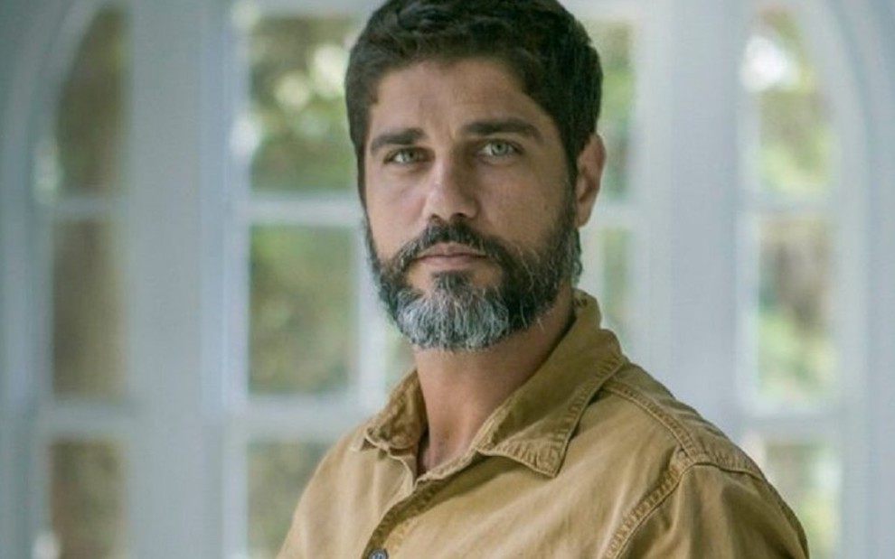Hussein (Bruno Cabrerizo) escapará da morte e voltará como suspeito do assassinato de Aziz (Herson Capri) - Divulgação/Globo