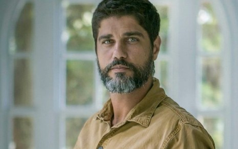Hussein (Bruno Cabrerizo) escapará da morte e voltará como suspeito do assassinato de Aziz (Herson Capri) - Divulgação/Globo