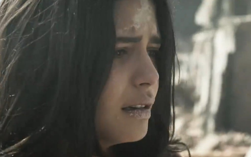 Laila (Julia Dalavia) sofre durante bombardeio à sua casa no primeiro capítulo de Órfãos da Terra - Reprodução/TV Globo