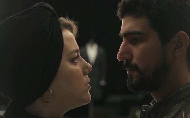 Dalila (Alice Wegmann) tirará mais uma carta da manga contra Jamil (Renato Góes) em Órfãos da Terra - Reprodução/TV Globo
