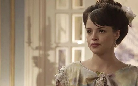 Ema (Agatha Moreira) fingirá namoro com empregado da fazenda em cena de Orgulho e Paixão - Reprodução/TV Globo