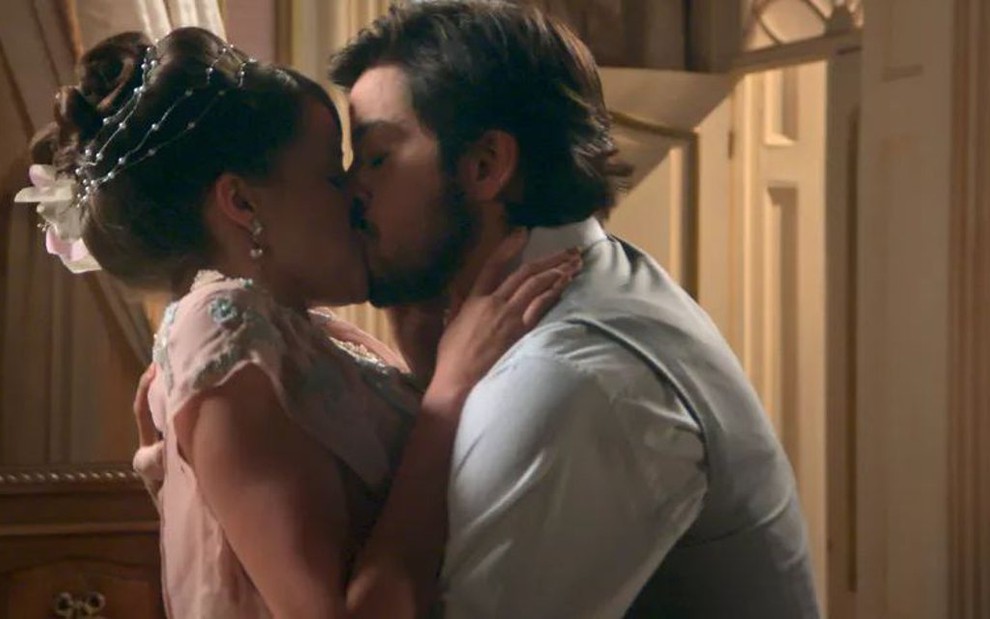 Ernesto (Rodrigo Simas) rouba beijo de Ema (Agatha Moreira) em cena de Orgulho e Paixão - Reprodução/TV Globo