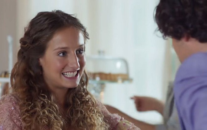 Lídia (Bruna Griphao) convida Uirapuru (Bruno Gissoni) para "brincar" em Orgulho e Paixão  - Reprodução/TV Globo