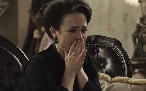 Julieta (Gabriela Duarte) chora em cena de Orgulho e Paixão: no passado, ela foi estuprada pelo marido - Reprodução/TV Globo