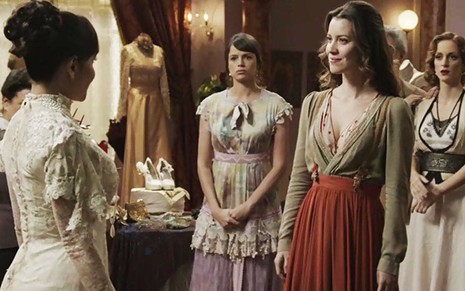 Elisabeta (Nathalia Dill) destruirá o vestido de noiva de Susana (Alessandra Negrini) em Orgulho e Paixão - Reprodução/TV Globo