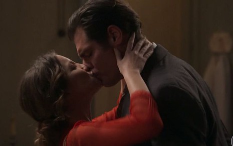Elisabeta (Nathalia Dill) e Darcy (Thiago Lacerda) terão a primeira noite de amor em Orgulho e Paixão - Reprodução/TV Globo