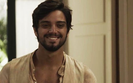 Ernesto (Rodrigo Simas) está juntando dinheiro para poder se casar com Ema (Agatha Moreira) - Reprodução/TV Globo