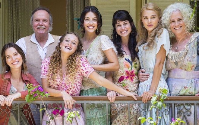 O ator Tato Gabus Mendes cercado pelas mulheres de sua família na novela Orgulho e Paixão - Marília Cabral/TV Globo