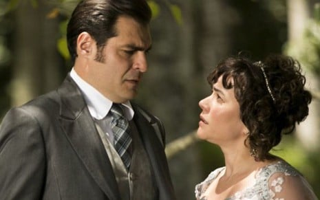 Darcy (Thiago Lacerda) vai se casar com Susana (Alessandra Negrini) para ajudar a amada - Reprodução/TV Globo