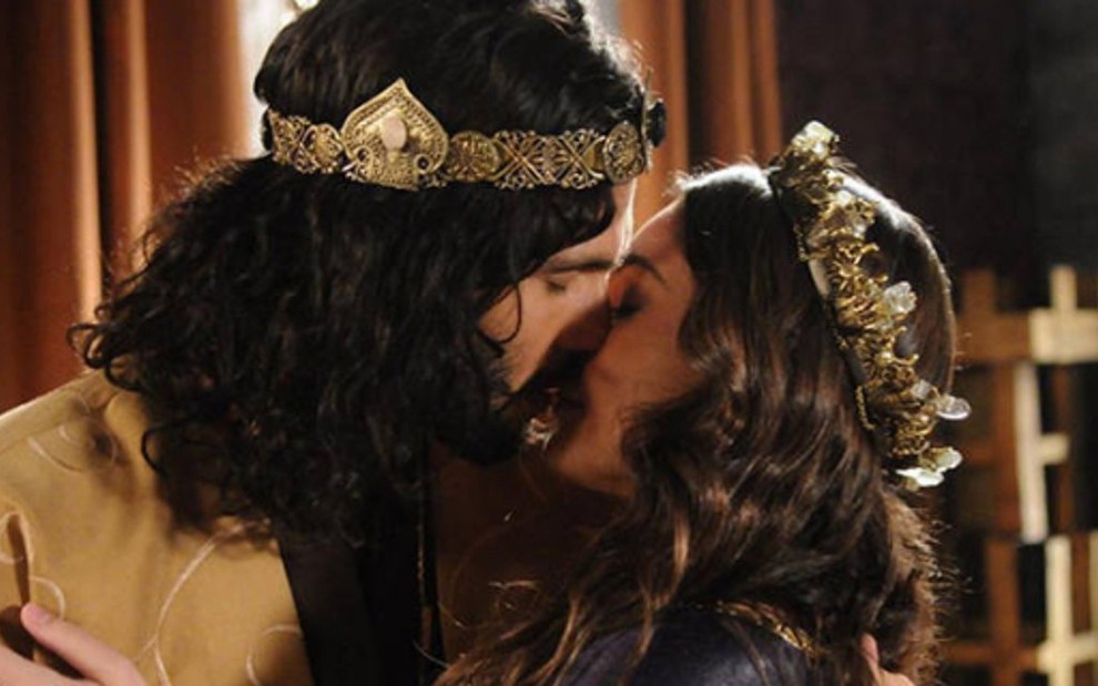 Zur (Dudu Azevedo) e Betânia (Marcela Barrozo) se beijam em Os Dez Mandamentos - Reprodução/Record