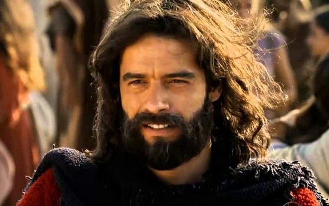 Moisés (Guilherme Winter) lidera a partida dos hebreus rumo à Terra Prometida em Os Dez Mandamentos - Reprodução/RecordTV