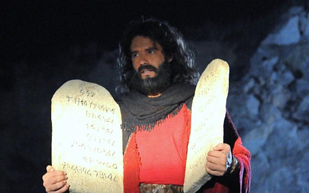 Moisés (Guilherme Winter) mostra as tábuas com as leis de Deus para seu povo - Divulgação/Record