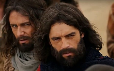 Petrônio Gontijo (Arão) e Guilherme Winter (Moisés) em cena de Os Dez Mandamentos - Reprodução/Record