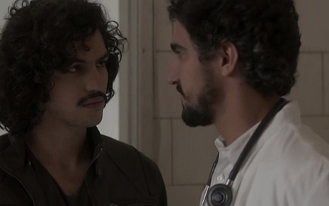Gabriel Leone (Gustavo) e Renato Góes (Renato) em cena de Os Dias Eram Assim - Reprodução/TV Globo