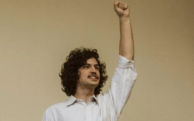 Gustavo (Gabriel Leone) faz protesto em homenagem em cena de Os Dias Eram Assim - Raphael Dias/TV Globo