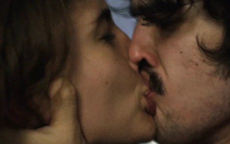 Gustavo (Gabriel Leone) e Rimena (Maria Casadevall) se beijam em Os Dias Eram Assim - Reprodução/TV Globo