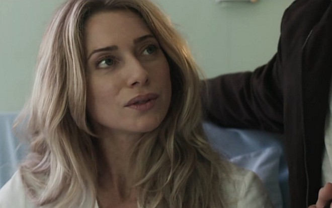 Letícia Spiller em cena do primeiro capítulo de Os Dias Eram Assim em que Monique deu à luz - Reprodução/TV Globo