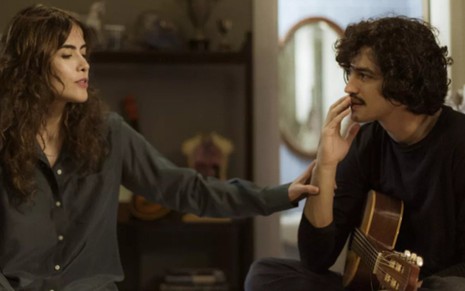 Maria Casadevall (Rimena) e Gabriel Leone (Gustavo) em cena de Os Dias Eram Assim - Raphael Dias/TV Globo